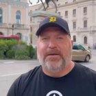 Larry Shy aparece en su último vídeo frente a la estatua del Cid.