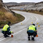 Agentes de la Guardia Civil de Tráfico, en el lugar del accidente.