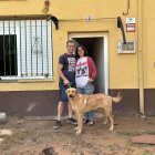 Cristina y Emilio posan en su casa junto a su perra