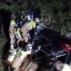 Los bomberos de Burgos, tratando de estabilizar el vehículo siniestrado en el que viajaba Luis Antonio.