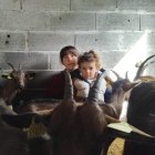 María posa con su hijo y algunas de sus cabras