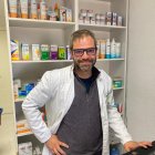 David posa en su farmacia de Caleruega