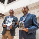 El concejal de Turismo, Carlos Niño, junto a Jesús Cirujano, de Aspanias, en el Palacio de Castilfalé, que acogerá visitas guiadas inclusivas.