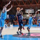 Jones lanza a canasta en el partido contra Palencia.