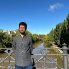 El concejal de Medio Ambiente, Carlos Medina, posa junto al río Duero