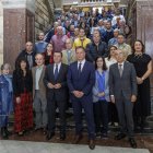 Foto de familia de los 54 ayuntamientos adheridos al Servicio 012 con el consejero de Presidencia ye l presidente de la Diputación Provincial de Burgos.