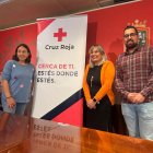 La concejala Mila del Campo, con Esther Antolín y Carlos Cortés, de Cruz Roja.