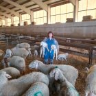 Lourdes posa en su granja de Olmillos de Sasamón
