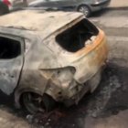 Uno de los vehículos quemados.