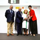 Presentación Salazar, del Mesón Burgos, recibe el premio por su trayectoria de manos de la ministra de Seguridad Social y el presidente de ATA, acompañada por su hijo Fernando.