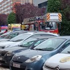 Intervención de los bomberos, Policía Local y Sacyl para atender a un hombre tras caerse en su domicilio.