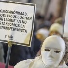 Una mujer, con un cartel de repulsa a los asesinatos machistas, en la última manifestación del 8.M en Burgos.