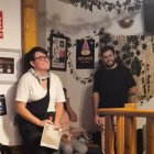 Paula Esteban y Raúl Sanz son los promotores de ‘Micro Abierto’ en Café Berlín