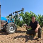 Nacho Rincón posa en su viñedo de Moradillo de Roa (Burgos)