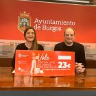 La concejal de Cultura, Marta Alegría, presentaba la campaña de bonos junto a Víctor Adot, de la  Asociación Provincial de Libreros de Burgos.