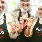 Sor Sión, a la izquierda, junto con otras compañeras del convento en una imagen de archivo con unos bombones elaborados en Belorado.