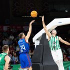 Cremo lanza a canasta durante el partido.