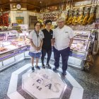 Cristina Cuevas posa con sus padres, Santiago y Maripaz, en el interior del veterano establecimiento.