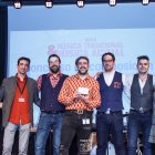 Imagen del ganador con los finalistas