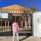 Una de las niñas afectadas en la entrada del colegio Santa Catalina