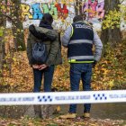 Agentes de la Policía Científica, en busca de pruebas para esclarecer el hallazgo de un recién nacido muerto en el Arlanzón.