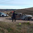La Guardia Civil, junto al vehículo calcinado entre Los Balbases y Villaquirán de los Infantes.