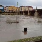 El nivel del Ebro, rondando los 350m3/s, durante la tarde de ayer.