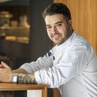 El cocinero burgalés Ricardo Temiño posa en el comedor de su restaurante reconocido con una estrella Michelin, ubicado en el corazón de la capital burgalesa.