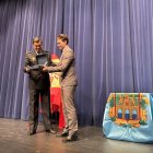 El alcalde de Aranda, entrega un plano de 1503 en relieve para la comisaría de Policía Nacional