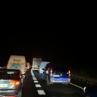 El incendio ha provocado retenciones en la autovía.