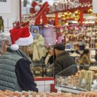 Ambiente navideño en el mercado provisional de la plaza España.