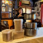 Begoña posa con los garbanzos solidarios