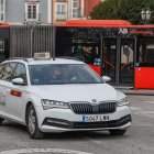 Un taxi circula por el centro de Burgos, durante la jornada del 1 de enero.