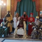 Los Reyes Magos, y sus pajes, con la alcaldesa de Burgos, Cristina Ayala, y la edil de Festejos, Carolina Álvarez.