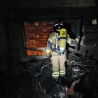 Imagen de un bombero en la vivienda afectada.