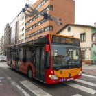 Un autobús que recorre la línea 2 entre la carretera de Arcos y el Hospital Universitario de Burgos abandona la calle San Pedro y San Felices.
