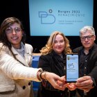 La concejal Andrea Ballesteros, la alcaldesa, Cristina Ayala, y el responsable de ProBurgos, Alejandro Sarmiento, muestran la nueva aplicación.