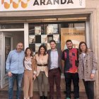 María de las Viñas, tercera por la izquierda, junto a sus compañeros de Sentir Aranda