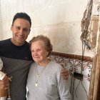 Ángel Narro entrega parte del dinero de los vecinos de Fuentenebro a una valenciana afectada por la Dana 2
