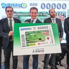 Ismael Pérez, Borja Suárez y Rubén Martínez posan tras el cupón dedicado a Burgos.