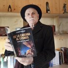 Eudald Carbonell con su nuevo libro, 'De la calavera al cosmos'.
