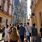 Un grupo de estudiantes camina por a ciudad de Kosice, Eslovaquia.