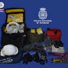 Efectos incautados a cuatro hombres por robar en dos vehículos en Burgos.