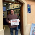 Imagen del gerente de Loterías Mayte con una copia del boleto premiado