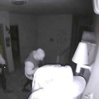 Imagen de los dos ladrones en el momento de entrar a una de las casas