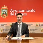 El portavoz municipal del PSOE, Daniel de la Rosa, en rueda de prensa en el Ayuntamiento de Burgos.
