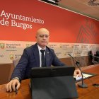 El concejal de Hacienda, Ángel Manzanedo, en rueda de prensa.