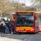 Un buen número de jóvenes accediendo al autobús municipal en la parada cercana a plaza Vega.