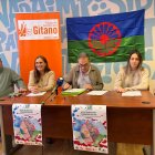 De Izquierda a derecha, Alfredo Arribas, educador de Servicios Sociales, Ana Sedano, portavoz de la coordinadora territorial de Secretariado Gitano, José Eugenio Abajo, portavoz de la asociación Enseñantes con Gitanos, Lara Muñoz, de la Asociación Presencia Gitana en Aranda, y el concejal de Servicios Sociales, Andrés Gonzalo