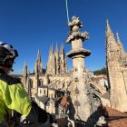 Los bomberos retiran un nido de cigüeña en la Catedral de Burgos.